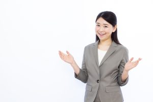 話している女性